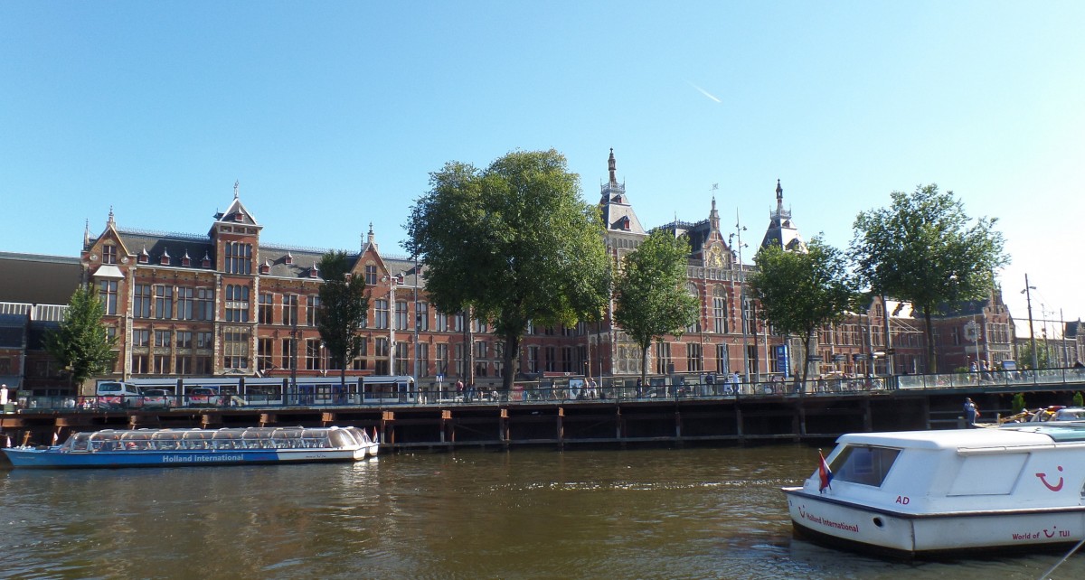 Amsterdam am 8.9.2014 -  Hauptbahnhof -  Amsterdam Centraal, im Vordergrund Anlegestellen fr die Rundfahrtboote
