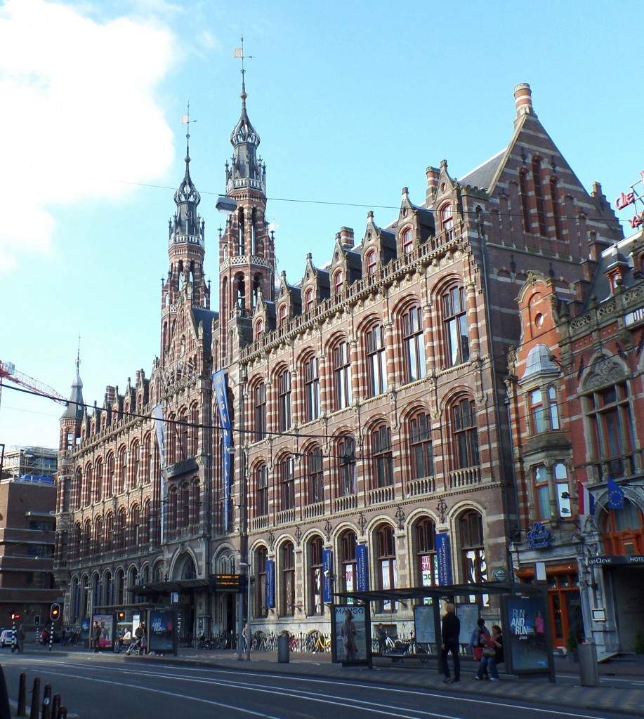 Amsterdam am 8.9.2014 -  Shoppingcenter Magna Plaza im Gebude der ehemaligen Hauptpost
