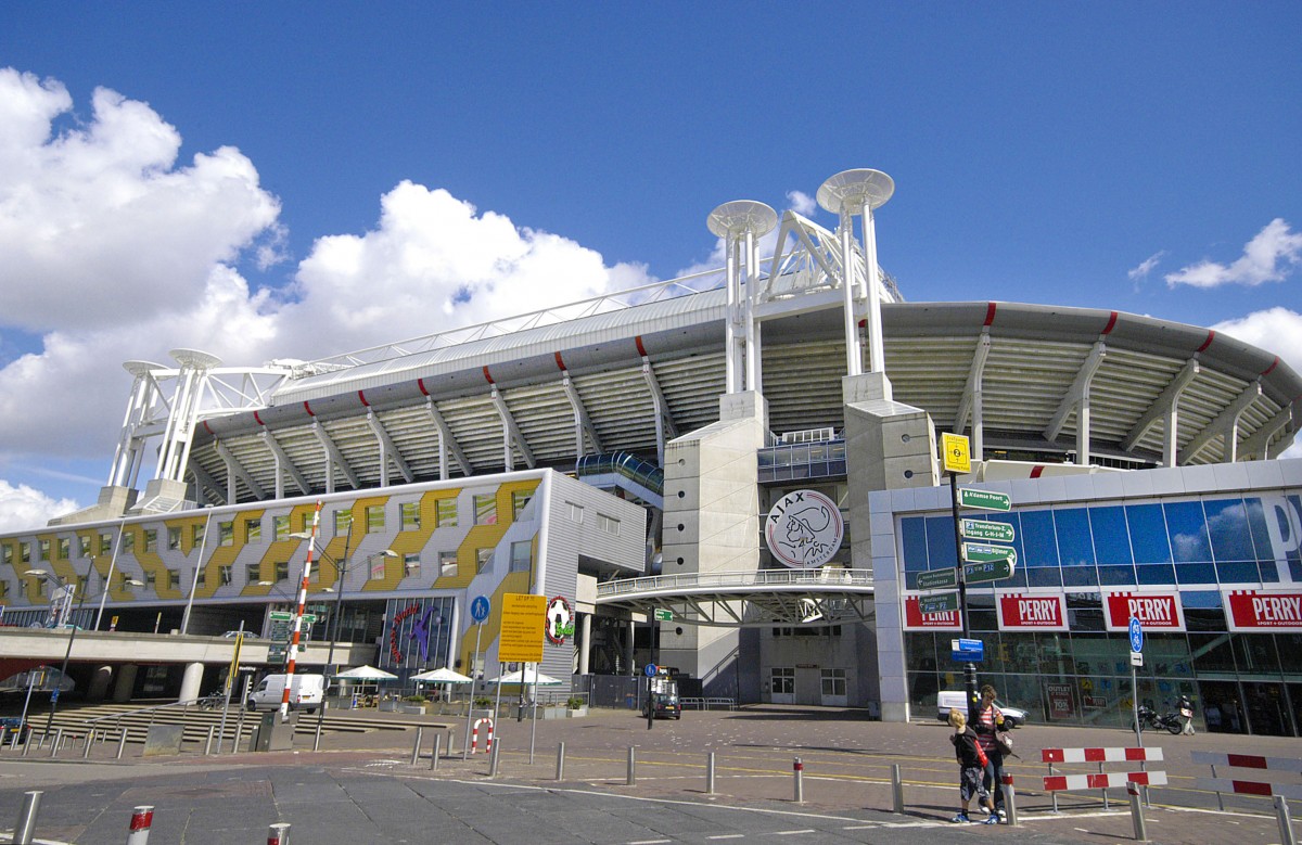 Amsterdam Arena. Aufnahme: August 2008. Ein Parkhaus und eine Strae liegen auf verschiedenen Ebenen unter dem Stadion. Dies erklrt die Hhe des Gebudes von 77 Meter.