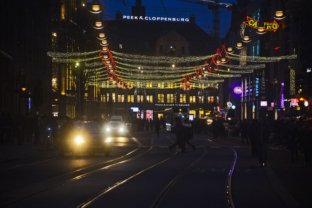 Amsterdam - Damrak nach der Abenddmmerung. Aufnahme: 3. Januar 2017.