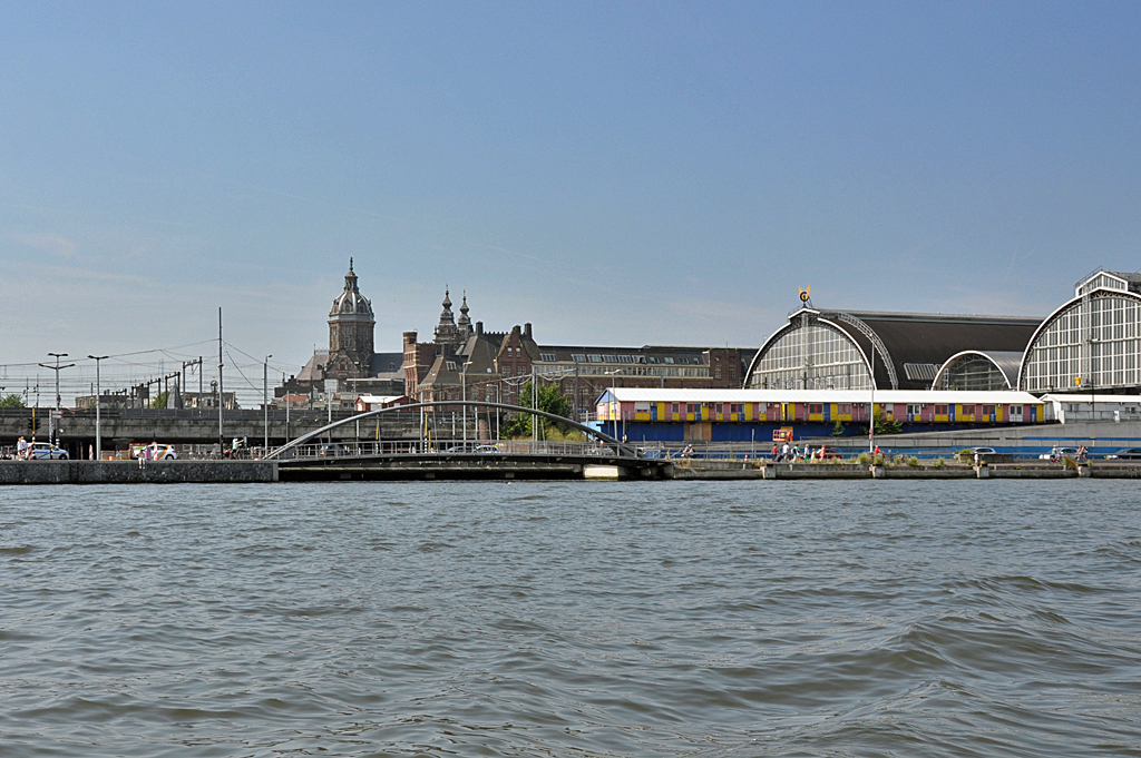 Amsterdam - rechts Hauptbahnhof und dahinter/mittig die  Basilikum van de Nicolaas  -  23.07.2013