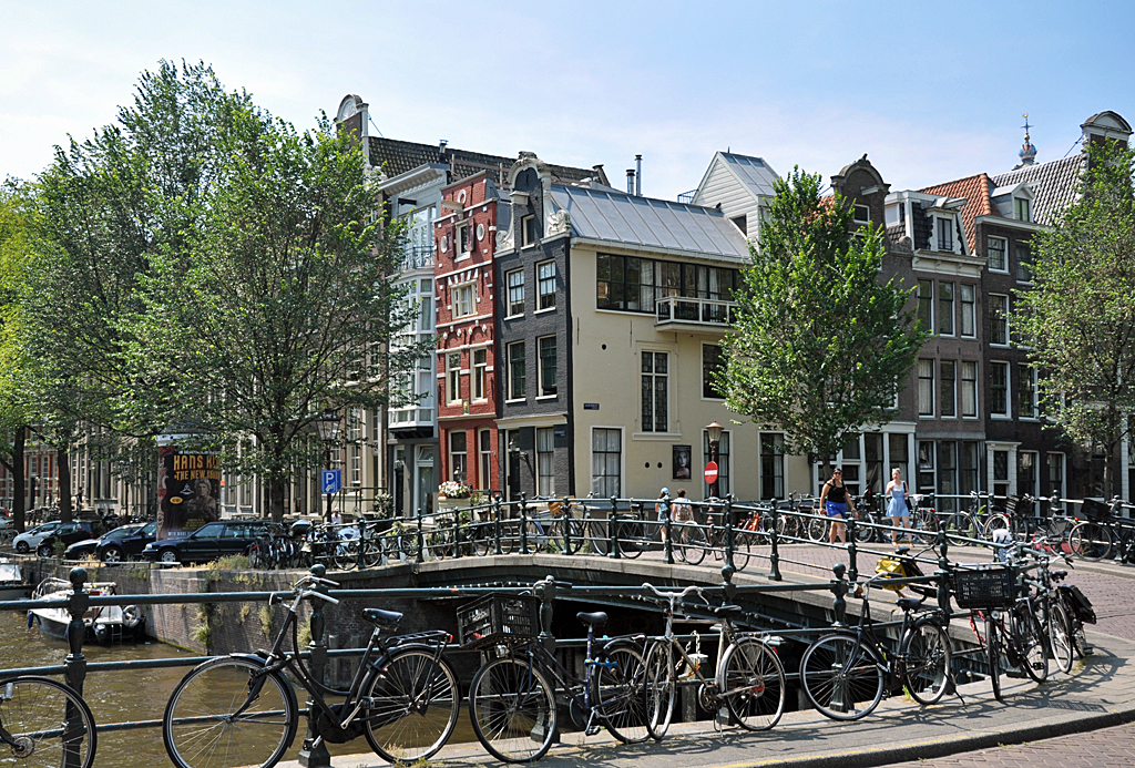 Amsterdam - typische Massen an Fahrrädern und jede Menge kleine Brücken über die Grachten - 23.07.2013