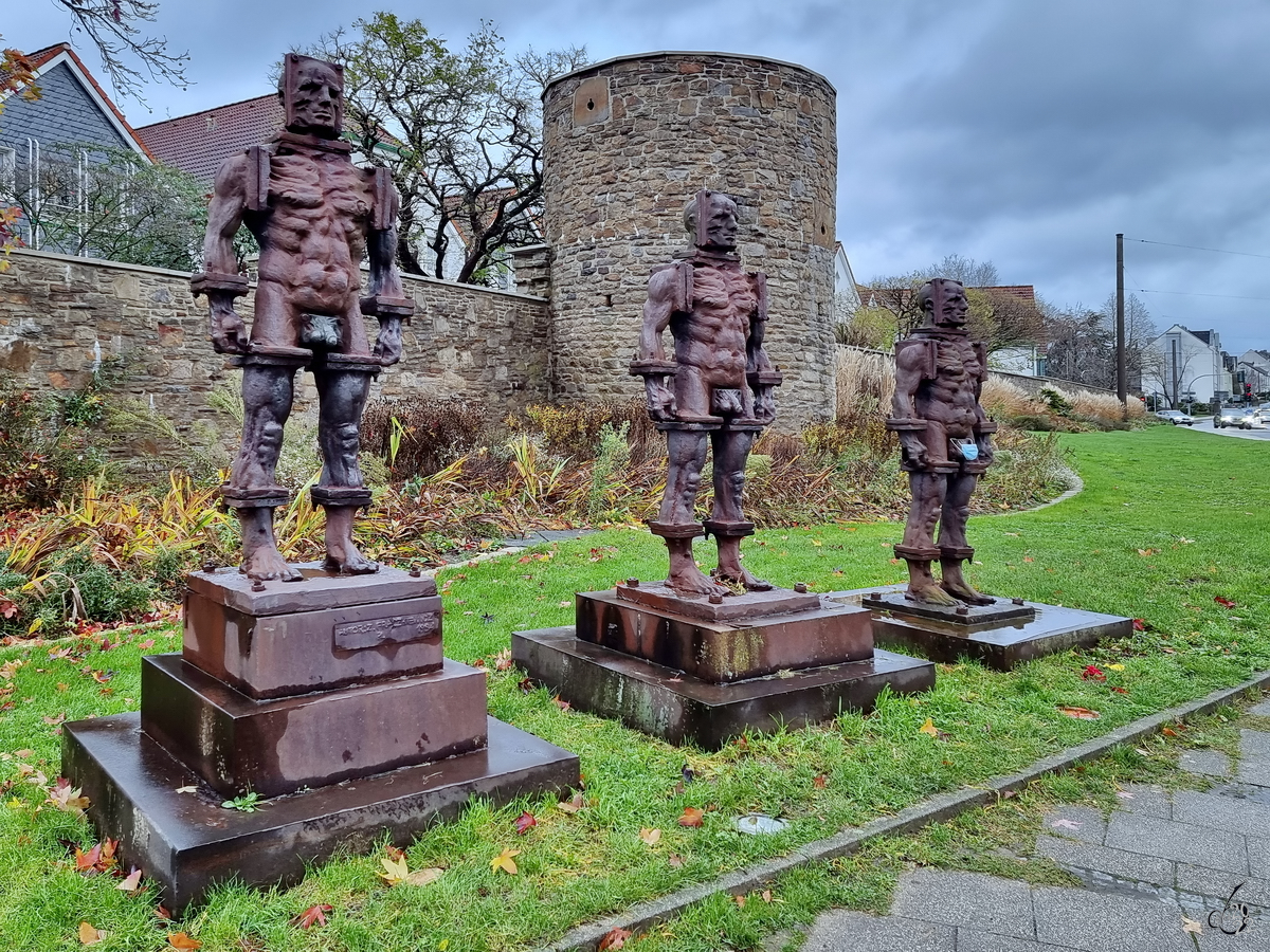 An der alten Stadtmauer in Hattingen sind diese drei Eisenmnner zu sehen. (Dezember 2021)