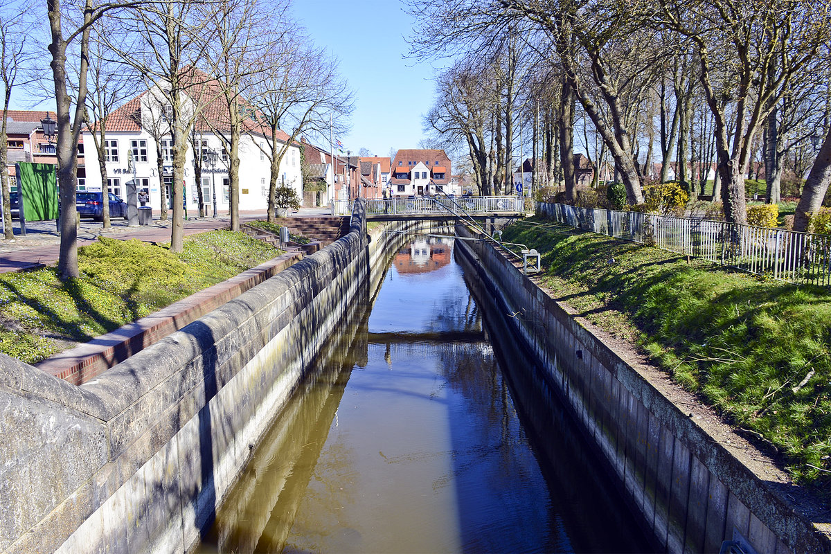 An der Bootfahrt in der nordfriesischen Kleinstadt Tnning. Aufnahme: 31. Mrz 2020.