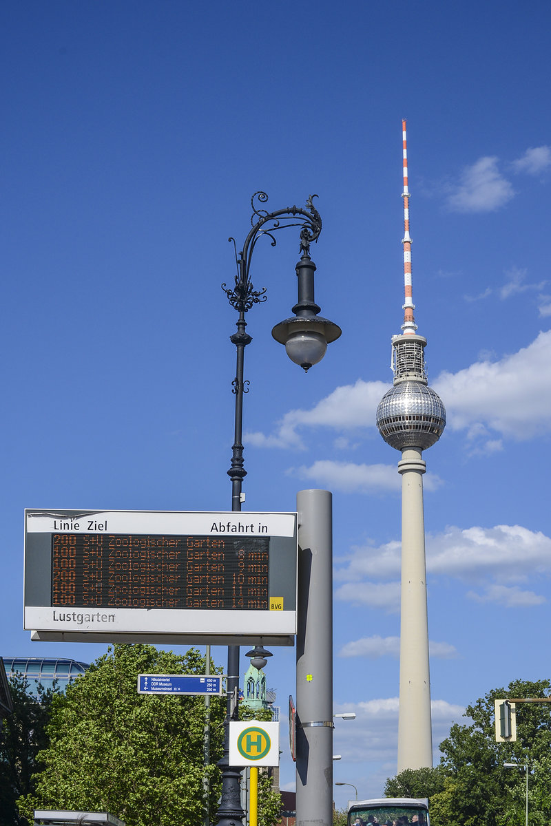 An der Bushaltestelle Lustgarten auf dem Berliner Schlossplatz. Aufnahme: 8. Juni 2019.