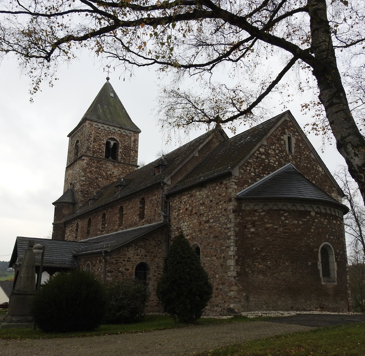 AN DER  RAIFFEISEN-STRAE -BIRNBACH/WW-EV. PFARRKIRCHE
Die ev. Pfarrkirche im kleinen Westerwaldort BIRNBACH,aus dem 13. Jahrhundert stammend,wurde auch von
F.W. RAIFFEISEN zu den Gottesdiensten aufgesucht-sein erstes Kind wurde hier getauft...am 6.11.2017