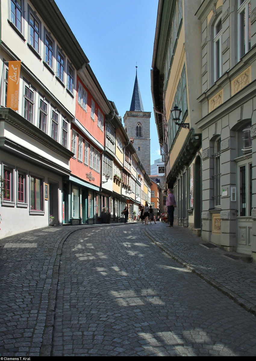 An diesem Montagmittag waren auf der Krmerbrcke in Erfurt relativ wenige Menschen unterwegs, weshalb ein Durchblick zum Turm der gidienkirche in Ruhe fotografisch festgehalten werden konnte.
[3.6.2019 | 12:19 Uhr]