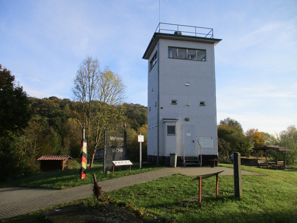 An der ehemaligen Grenze bei Vacha steht dieser ehemalige Zeitzeuge.Aufgenommen am 25.Oktober 2023.