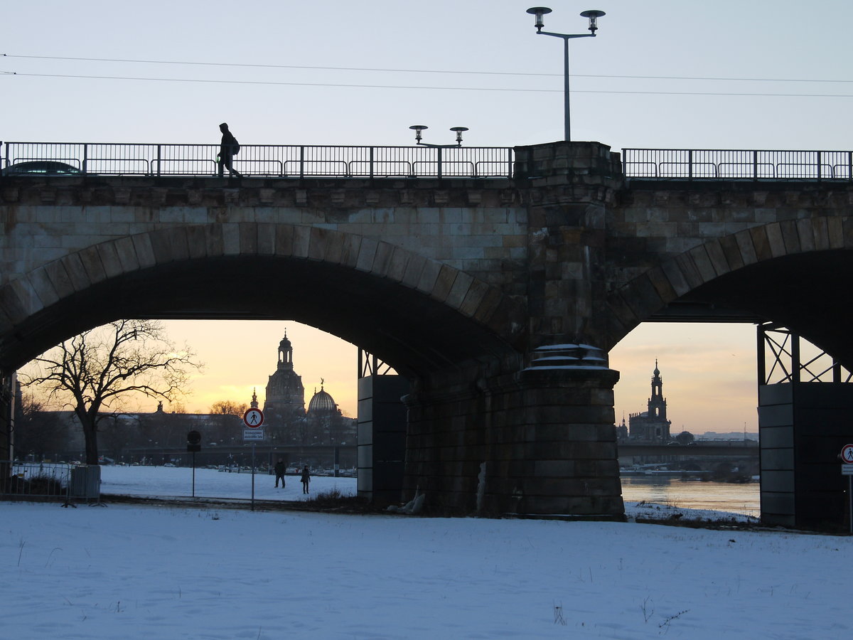 An einem Wintertag Blick durch die Bogen der Albertbrcke zum Terrassenufer mit Frauenkirche und Hofkirche; Dresden, 28.01.2013
