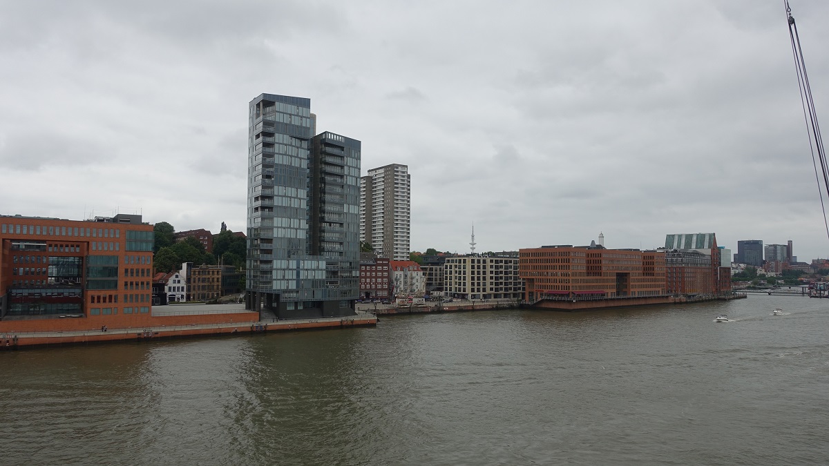 an der Elbe am 14.7.2019:: Hamburg, Blick auf Altona mit der Uferbebauung am Fischmarkt, Foto von Bord der CAP SAN DIEGO  / 