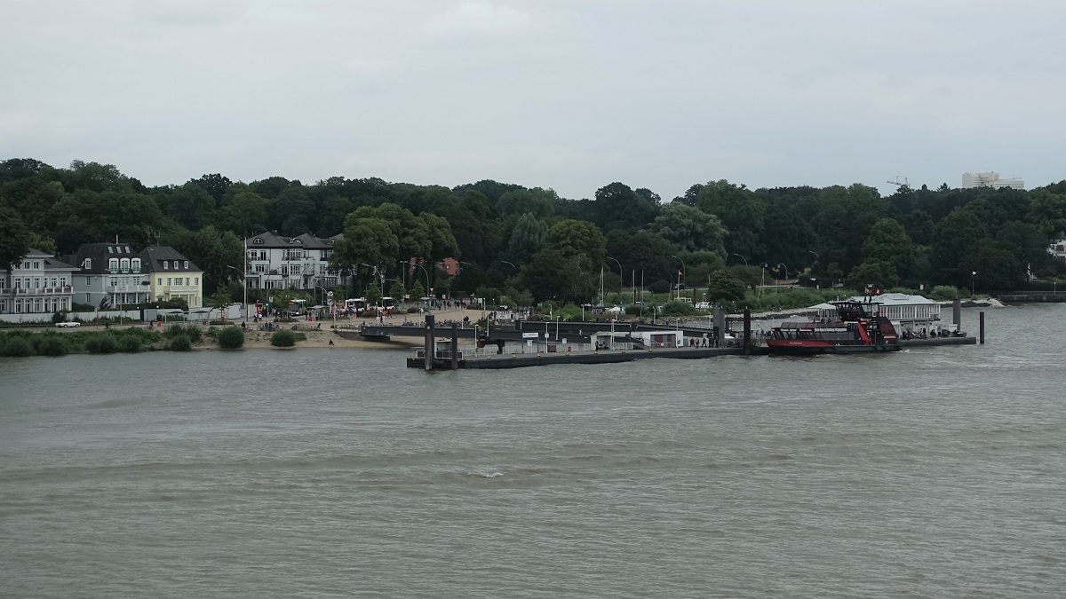 an der Elbe am 14.7.2019: Hamburg, HADAG-Fhranleger Teufelsbrck, von hier ist es die krzeste Verbindung zwischen Airbus auf Finkenwerder und dem Nordufer der Elbe, Foto von Bord der CAP SAN DIEGO / 