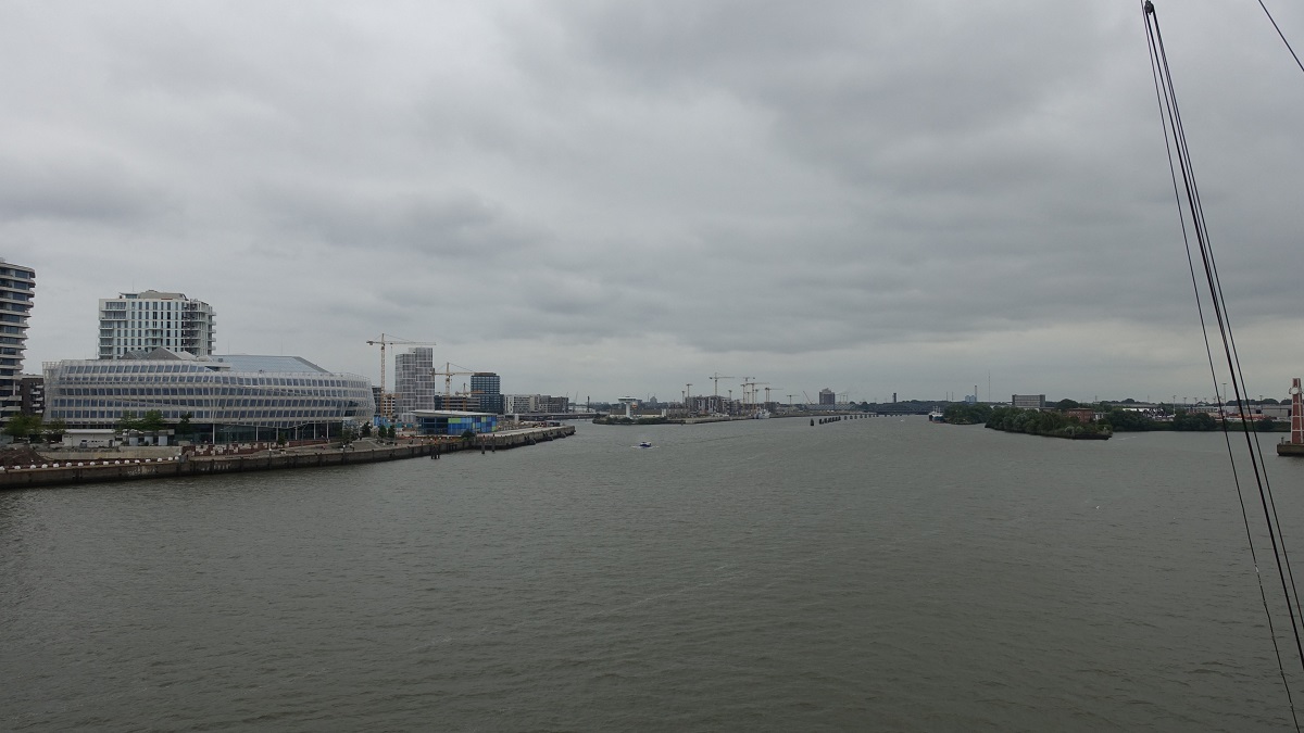 an der Elbe am 14.7.2019: Hamburg Hafencity, Blick von links Unilever-Deutschland-Zentrale, Hamburg Cruise Center HafenCity, weiter in das Neubaugebiet Baakenhafen und die Elbe aufwrts mit den Norderelbbrcken, rechts der kleine Grasbrook auf dem ursprnglich das Olympia-Dorf gebaut werden sollte, jetzt jedoch neu berplant wurde (Wohnungen + Gewerbe), Foto von Bord der CAP SAN DIEGO /  