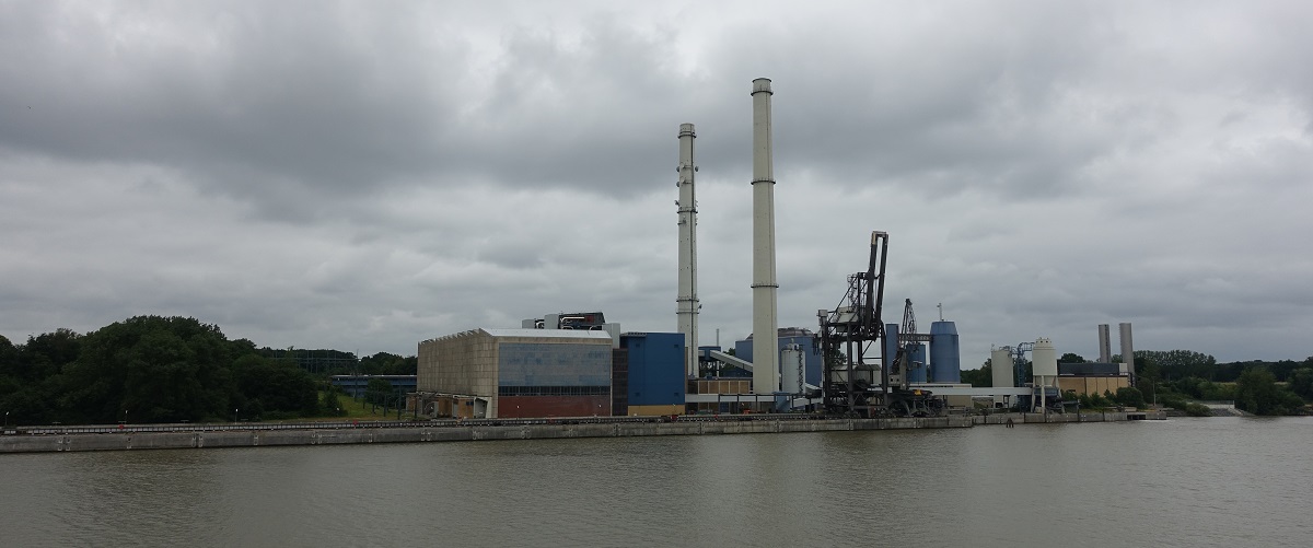 an der Elbe am 14.7.2019: Kohlekraftwerk in Wedel, Foto von Bord der CAP SAN DIEGO /
