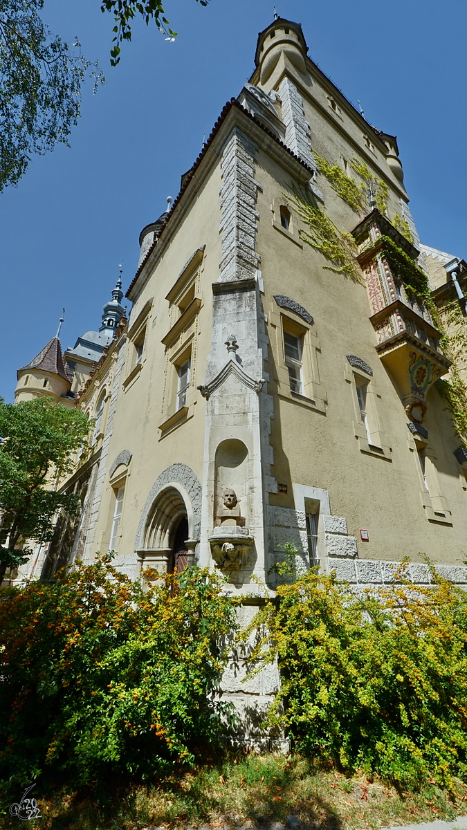 An der Hausecke des ungarischen Landwirtschaftsmuseums befindet sich eine Bste des ungarisch-amerikanischen Schauspielers Bela Lugosi, der im Jahr 1931 Graf Dracula spielte. (Budapest, August 2013)