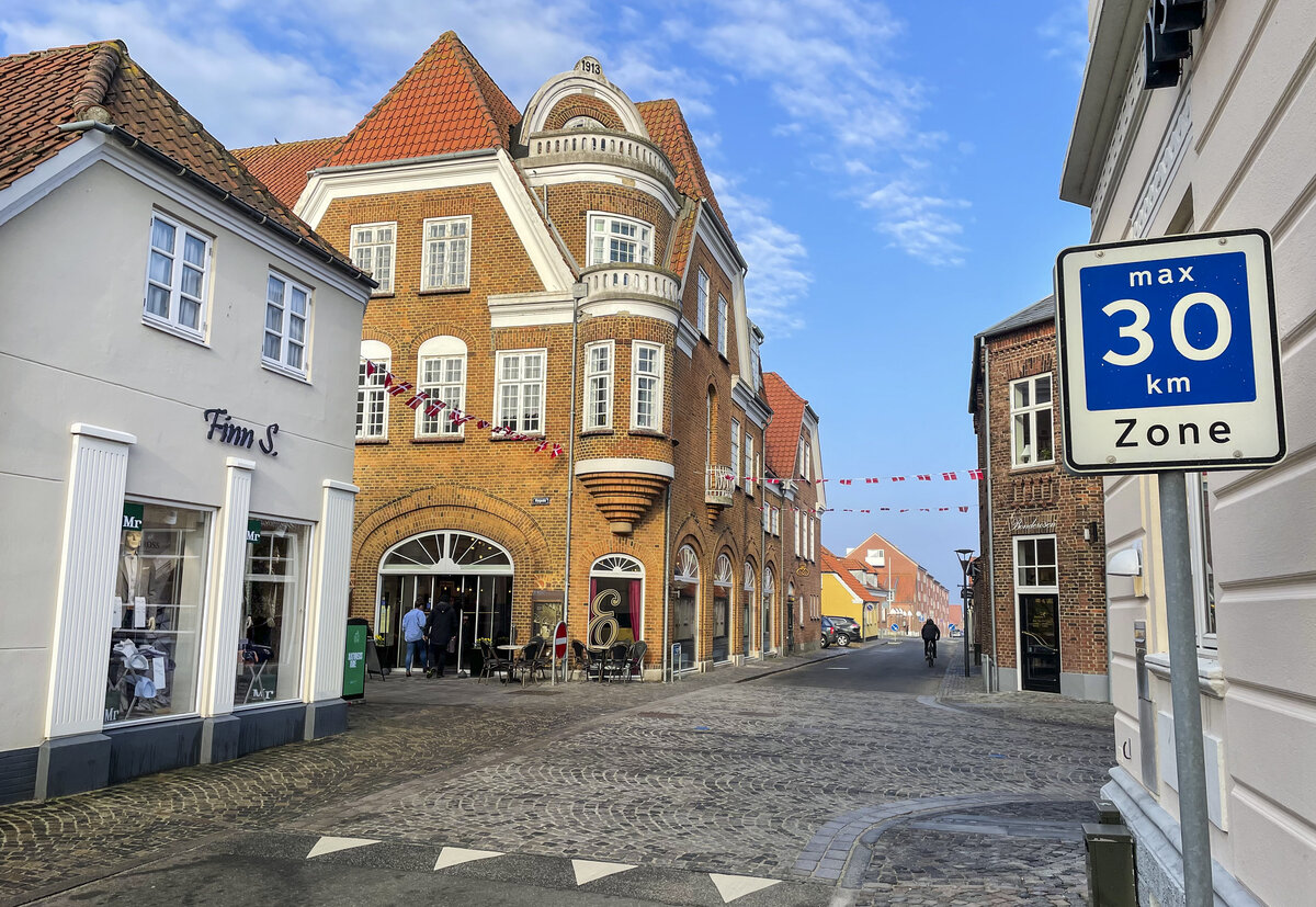 An der Kreuzung Nrregade/Nygade in der Kleinstadt Ringkbing. Aufnahme: 25. Mrz 2022.