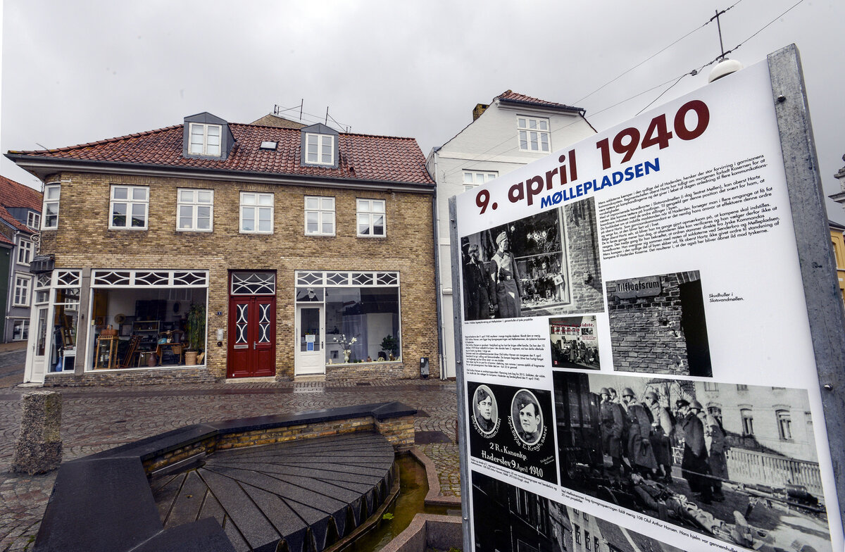 An Mllepladsen in Haderslev (deutsch: Hadersleben) kann man den Atem der Geschichte spren und ein Denkmal fr die dnischen Soldaten besuchen, welche am 9. April 1940 bei den Kampfhandlungen um Haderslev gefallen sind. Aufnahme: 5. Mai 2021.