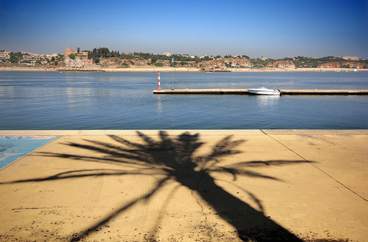 An der Marina Portimo. Im Hintergrund ist die Rio Arade und der Ort Ferragudo zu sehen. Aufnahme: Juli 2010.