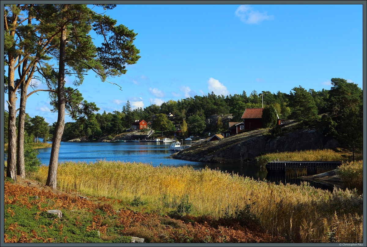 An der Nordwestküste der Insel Harö liegt die Siedlung Lerviken. Da es hier keine Straßen gibt, ist das Boot das Hauptverkehrsmittel. Die Insel Storö (auf der ich bei der Aufnahme stehe) ist hier nur durch einen schmalen Kanal getrennt. (28.09.2021)