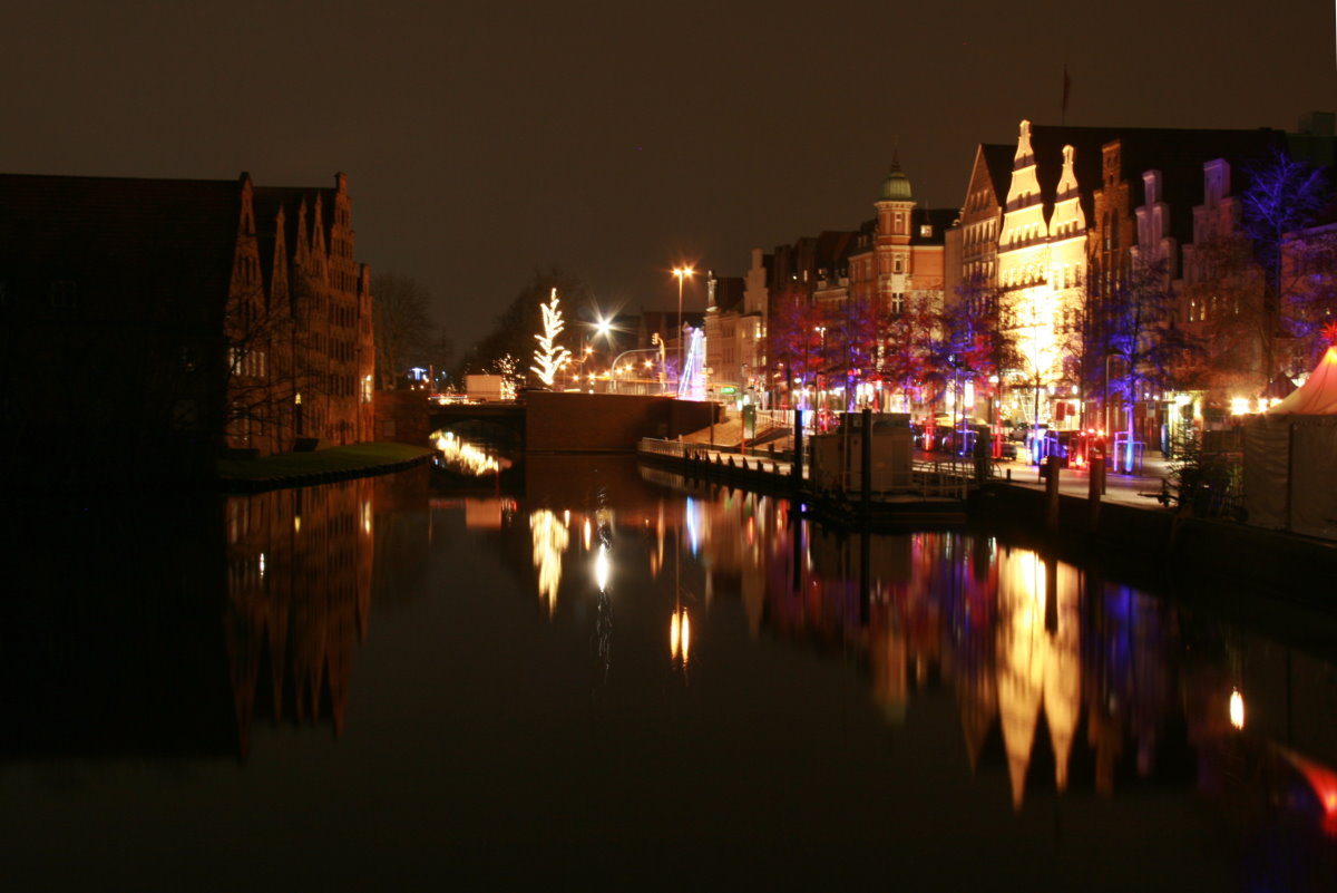 An der Obertrave mit Blick auf die Holstenbrcke zur Weihnachtszeit. Lbeck, 29.12.2015