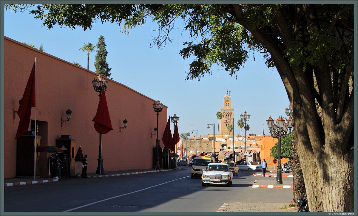 An der Rue Sidi Mimoun befindet sich der (nicht zugängliche) Neue Königspalast. Auch von hier ist das Minarett der Kutubiya Moschee zu sehen. Auf den Straßen sind mehrere der Grand Taxis unterwegs, die hier üblicherweise alte Mercedes-Fahrzeuge sind. (Marrakesch, 20.11.2015)