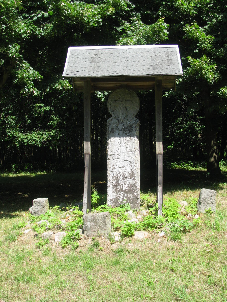 An der Strae vom Hoikendorf nach Grevesmhlen steht dieser Shnestein im Everstorfer Forst. Grevesmhlen, OT Everstorf [13.07.2018] 