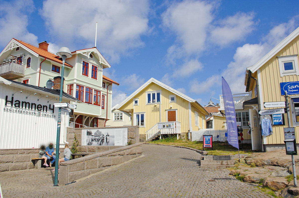 An der Strae Storgatan in der Ortschaft von Smgen. Die Insel Smgen liegt im Skagerrak. Sie ist ber die 500 Meter lange Betonbrcke Smgenbron, die 1970 fertiggestellt wurde, mit dem Hauptort Kungshamn verbunden. Sie bestand ursprnglich aus mehreren kleineren Inseln, die mit der Zeit zusammenwuchsen. 
Aufnahme: 2. August 2017.