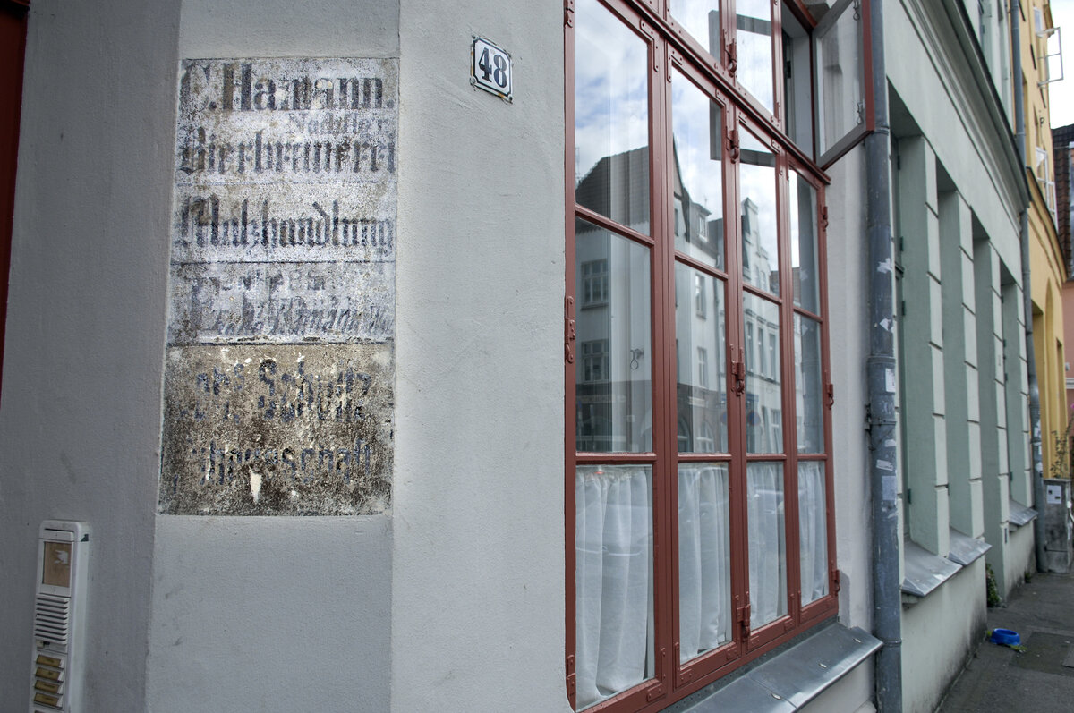 An der Wand eine Inschrift – als wenn Sie gestern gemalt wurde. Glockengieerstrae 48 in der Lbecker Altstadt. Aufnahme: 21. August 2021.