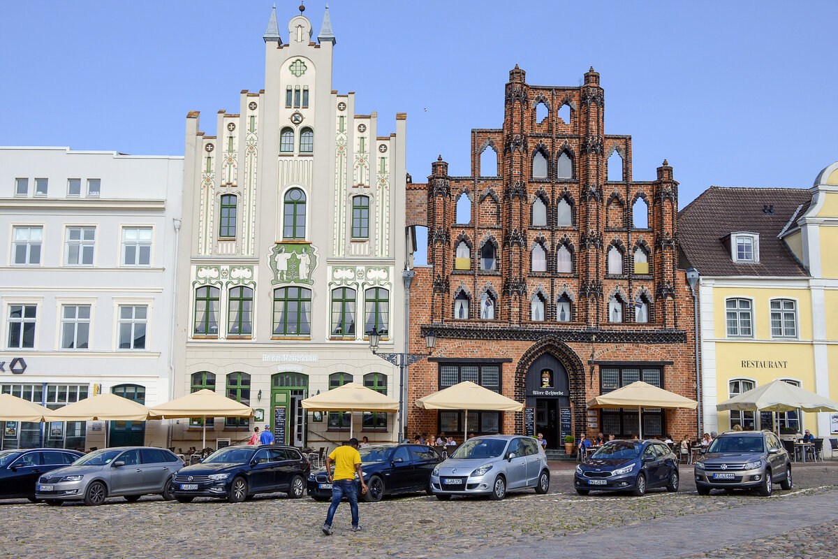 An der Wasserkunst (links) um Restaurant Alter Schwede am Markt von Wismar. Aufnahme: 18. Juni 2022.