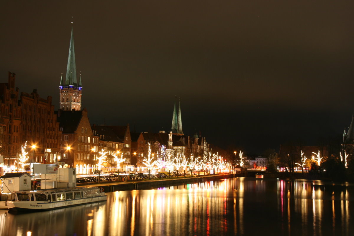 An der weihnachtlich beleuchteten Trave in Lbeck. Im Hintergrund sieht man die Petriekirch und den Dom; 28.12.2015