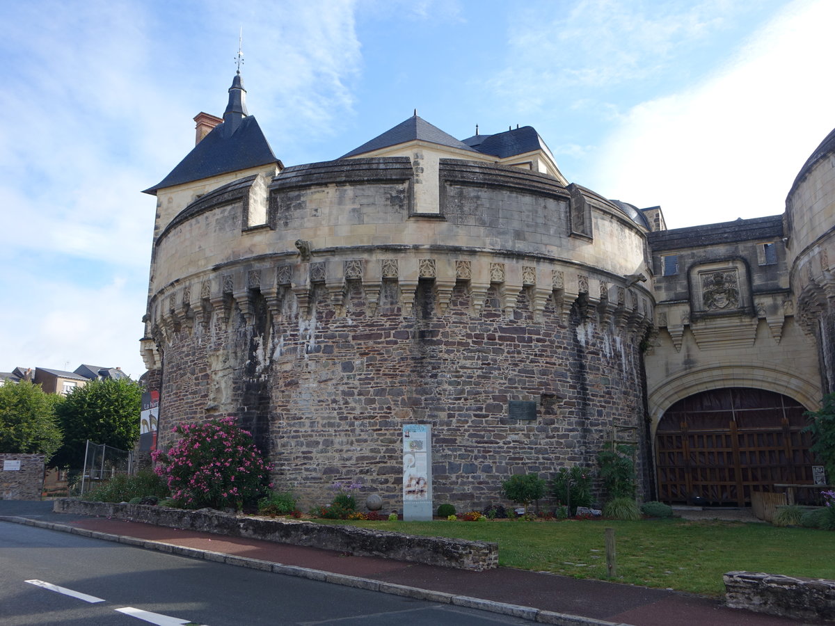 Ancenis, mchtiger Rundturm mit Wasserspeiern der Burg, erbaut im 10. Jahrhundert (12.07.2017)