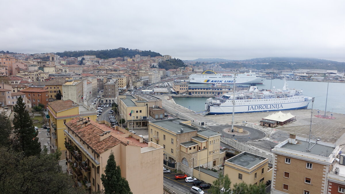 Ancona, Ausblick auf die Altstadt und den Hafen (31.03.2022)