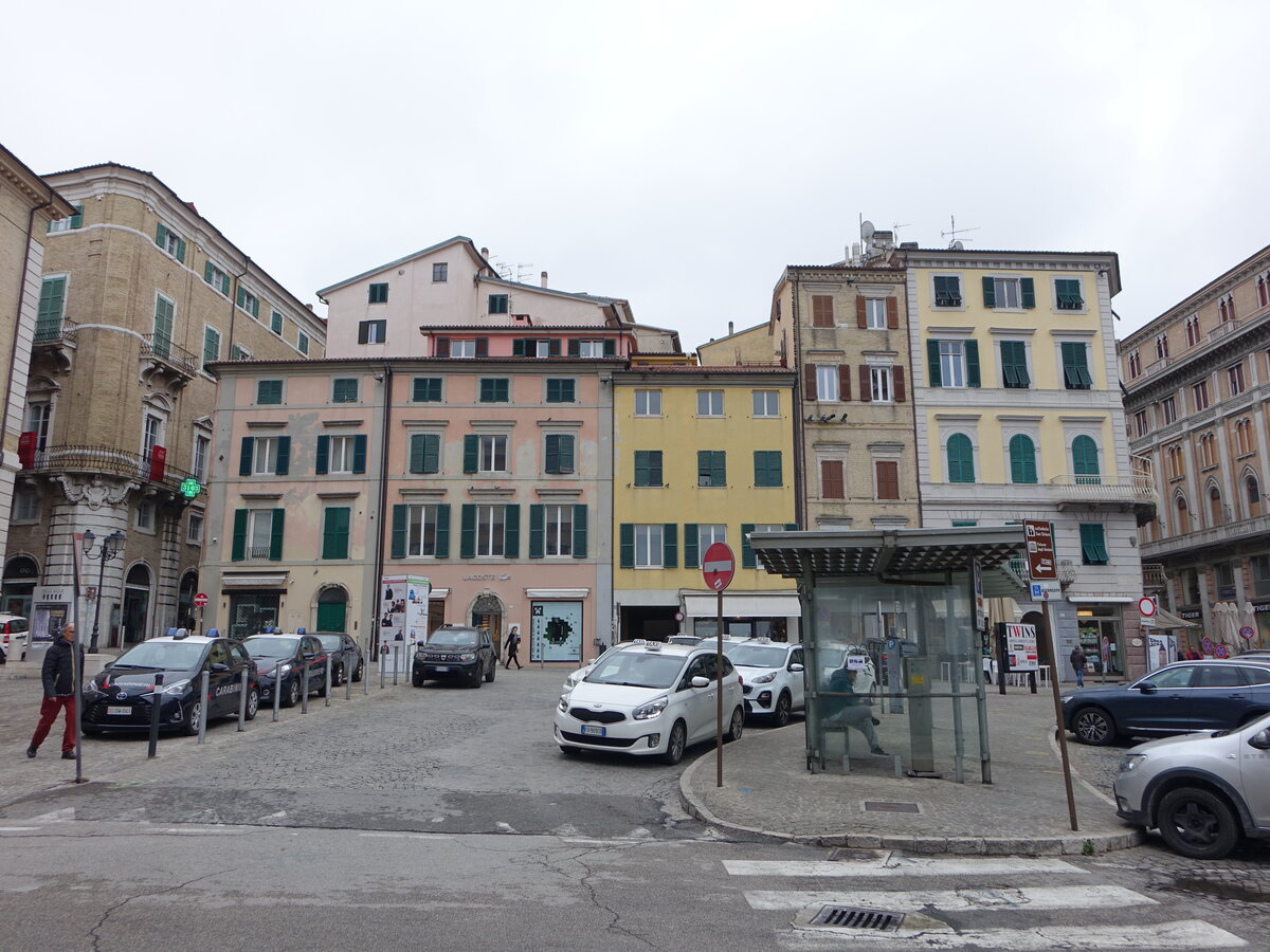 Ancona, Huser an der Piazza della Repubblica (31.03.2022)