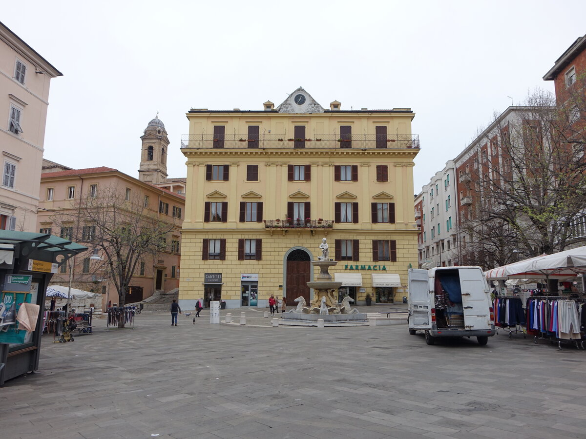 Ancona, historischer Palazzo an der Piazza Roma (31.03.2022)