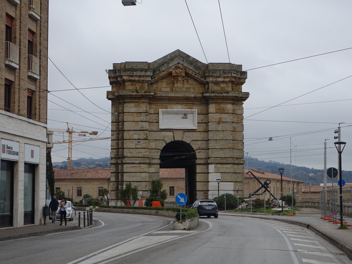 Ancona, Porta San Pio in der Via Ventinove Settembre (31.03.2022)