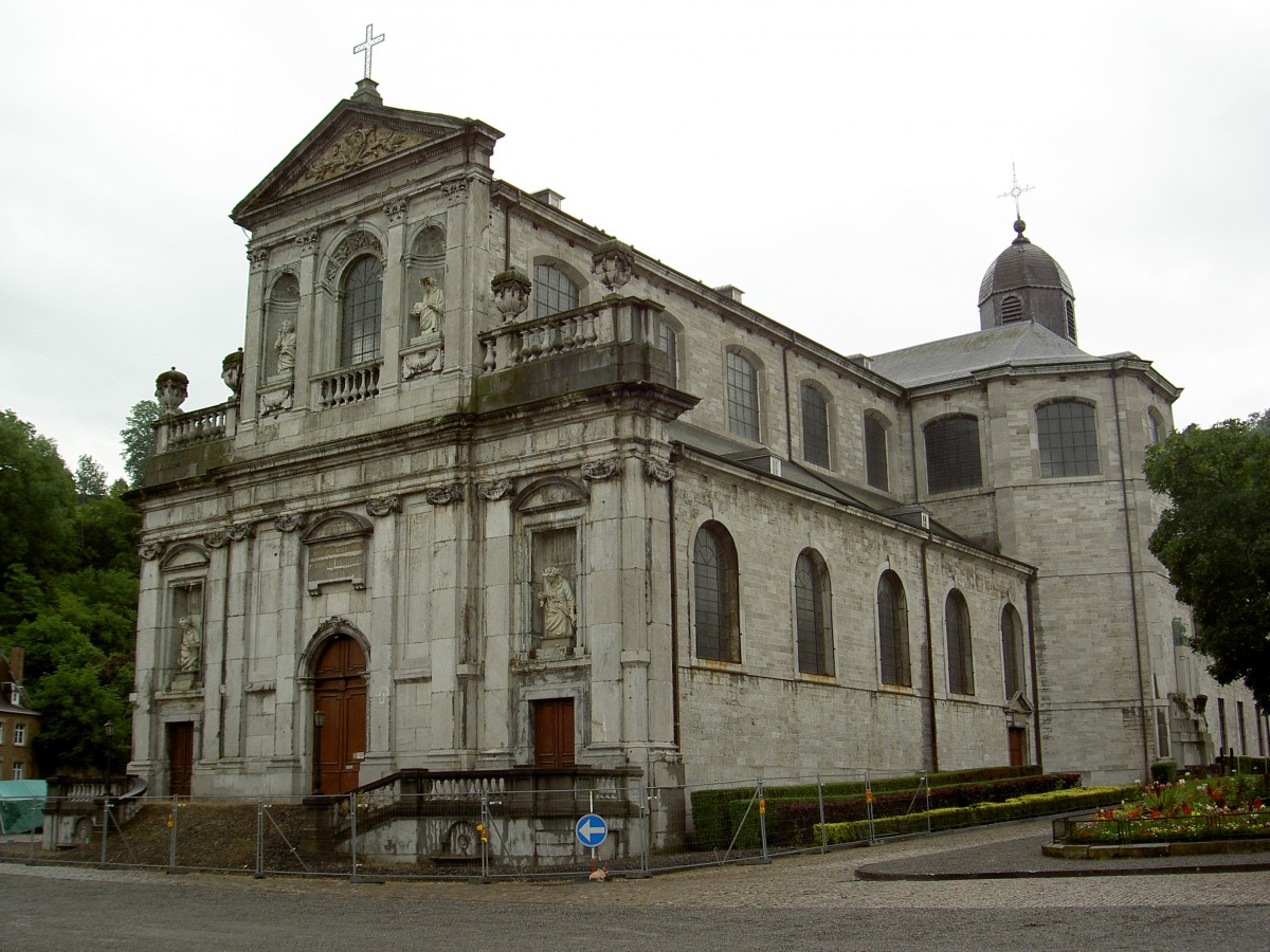 Andenne, Stiftskirche St. Begga, erbaut von 1764 bis 1778 durch Architekt Laurent 
Benoit Dewez (28.06.2014)
