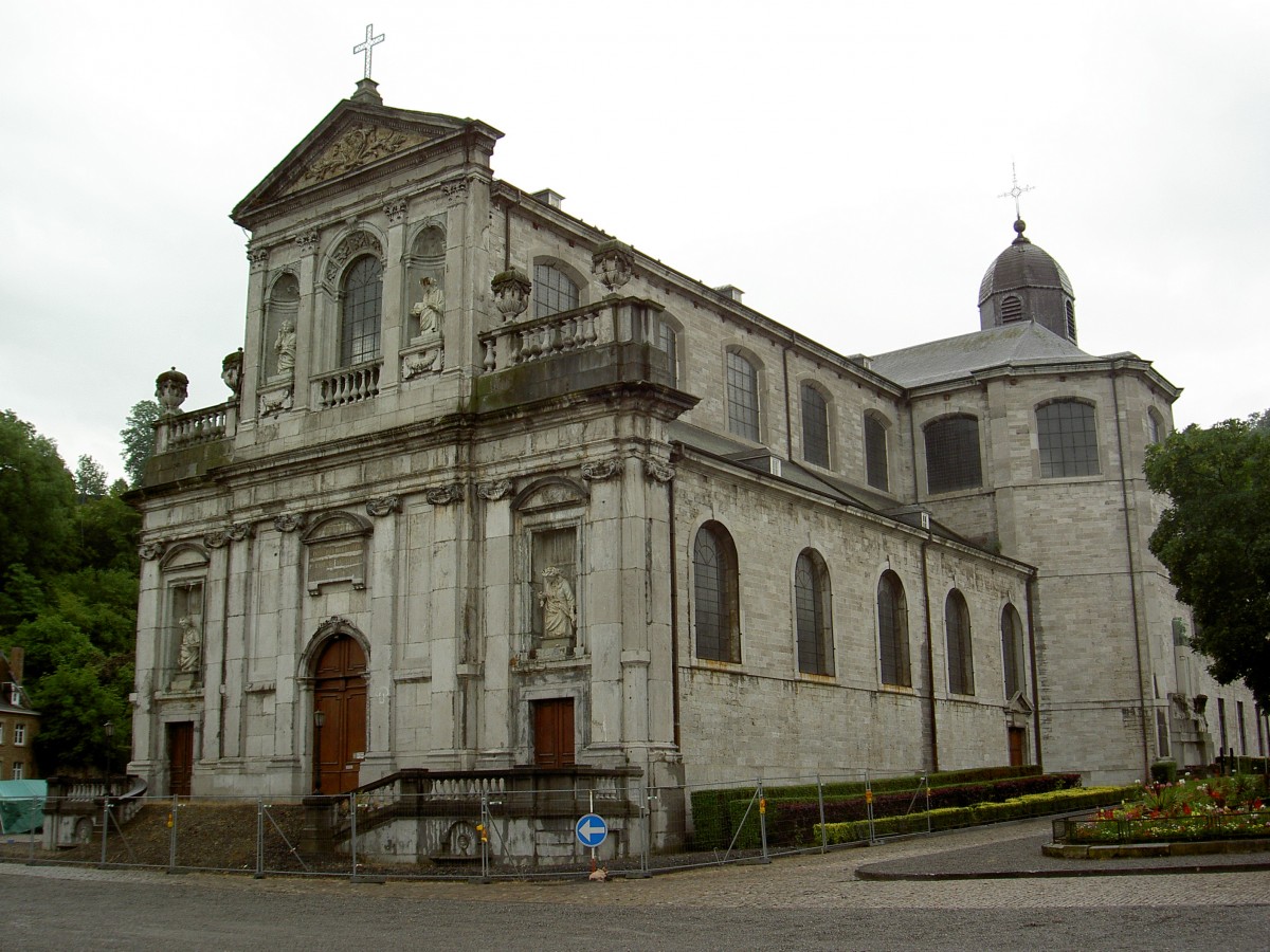 Andenne, Stiftskirche St. Begga, erbaut von 1764 bis 1778 durch Architekt Laurent 
Benoit Dewez (28.06.2014)