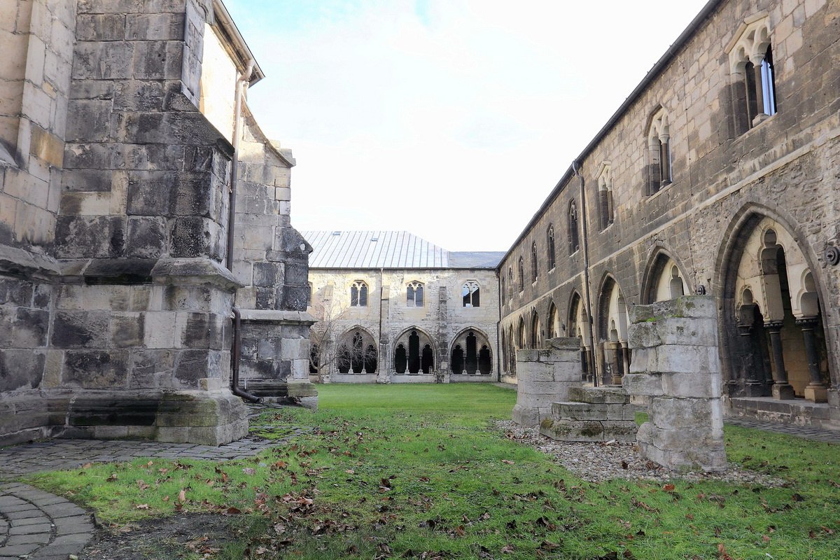 Andere Perspektive vom Innenhof vom Dom St. Stephanus in westlicher Richtung  am 29. Januar 2016 in Halberstadt.