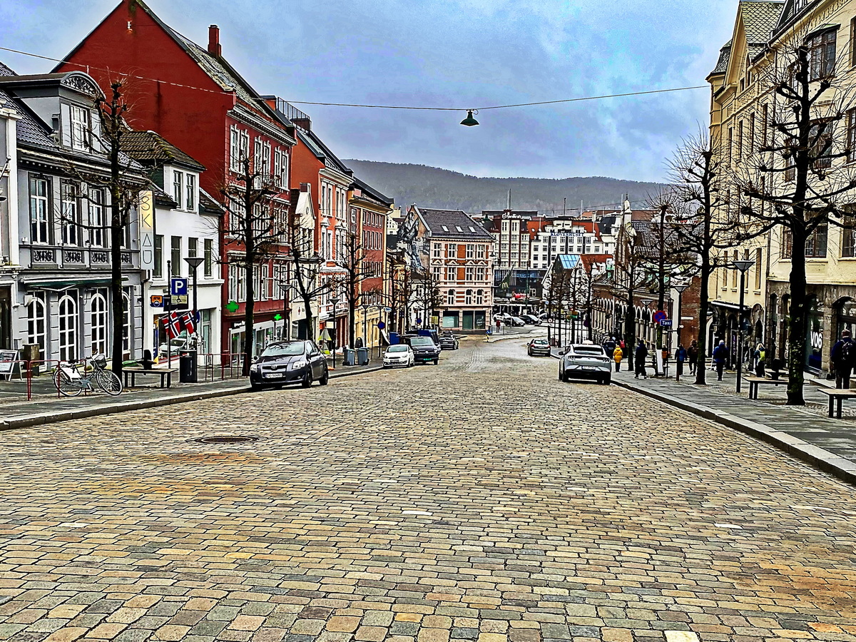 Anderer Blick auf die Zufahrtsstrasse zur Seilbahn in Bergen am 28. Februar 2024.