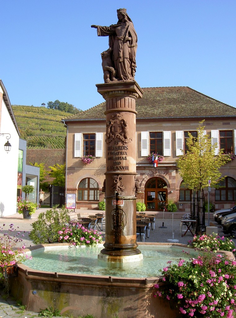 Andlau, Brunnen und Rathaus am Place de la Mairie (04.10.2014)