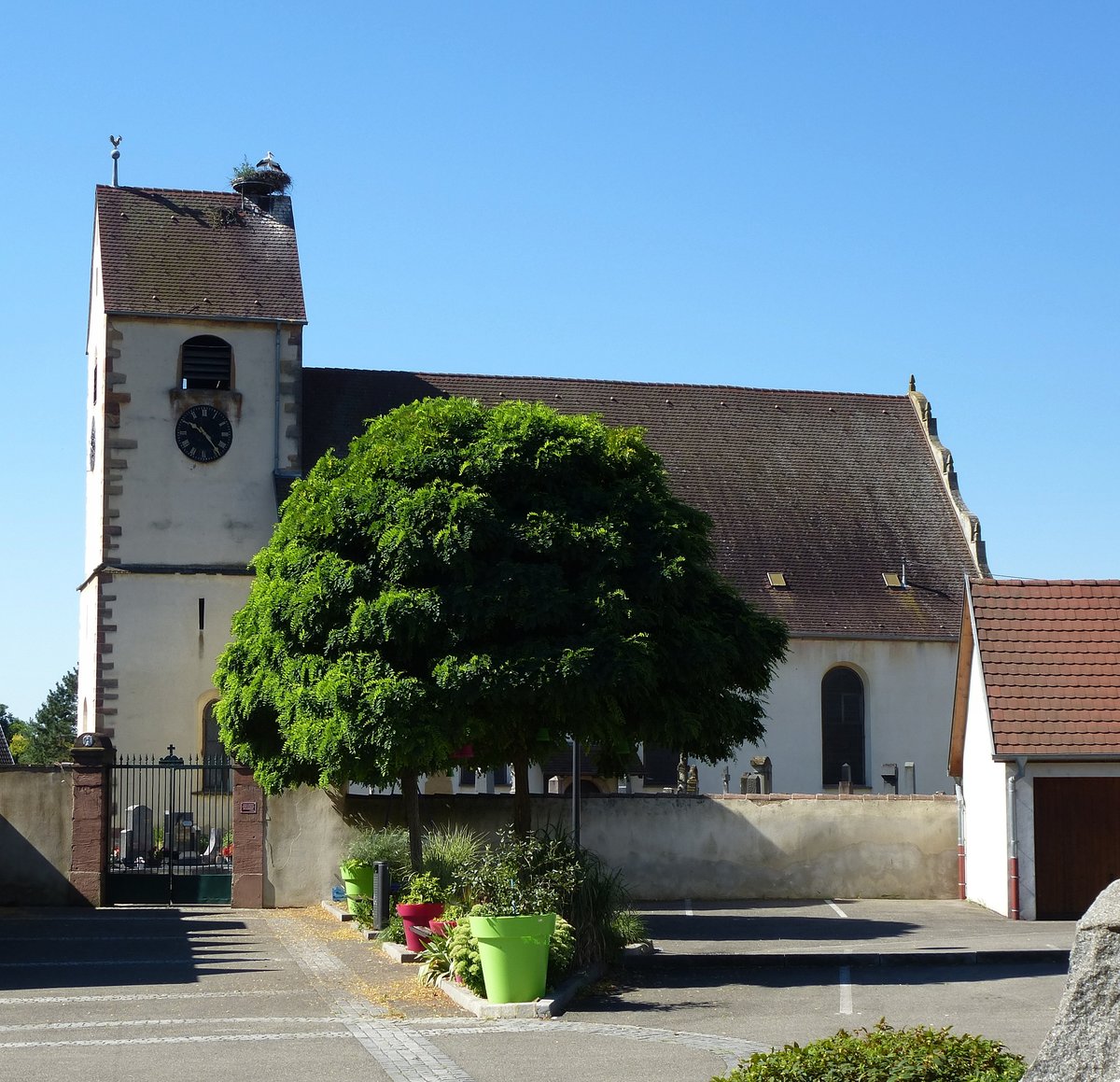 Andolsheim, Eingang zum Friedhof mit der Kirche St.Georg, Juli 2016