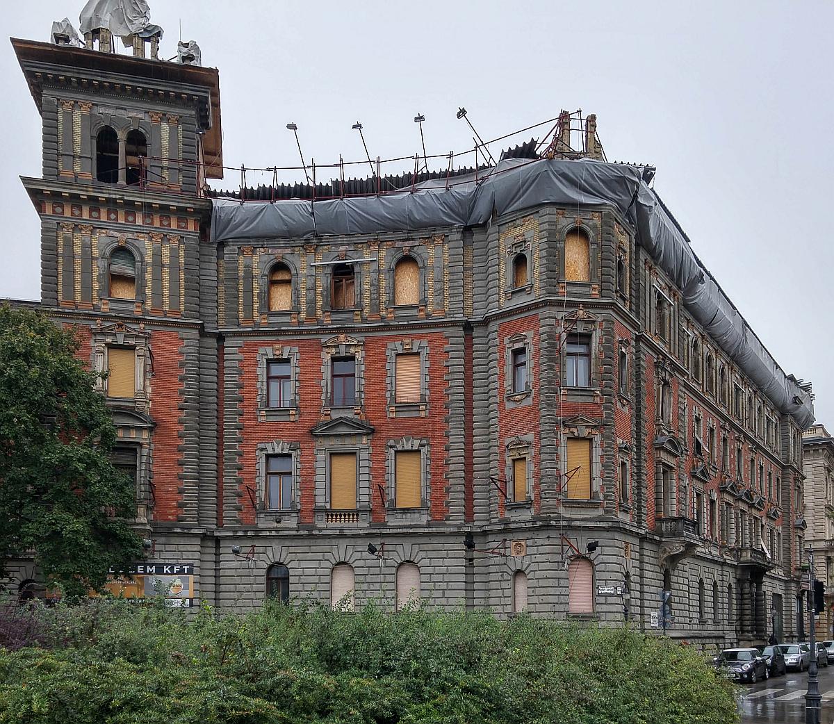 Andrssy t 83-85, als ein Teil von Kodly Krnd. Im Jahre 2014 es gab Renovationsarbeiten auf dem Dach als etwas began zu brennen. Das Dachgeschoss und die 3. Etage brann komplett aus, das von UNESCO geschtzte Gebude ist seitdem unbewohnbar. Aufnahme: Budapest, 21.09.2017.
Video: https://www.youtube.com/watch?v=_-ebYhe8PIo