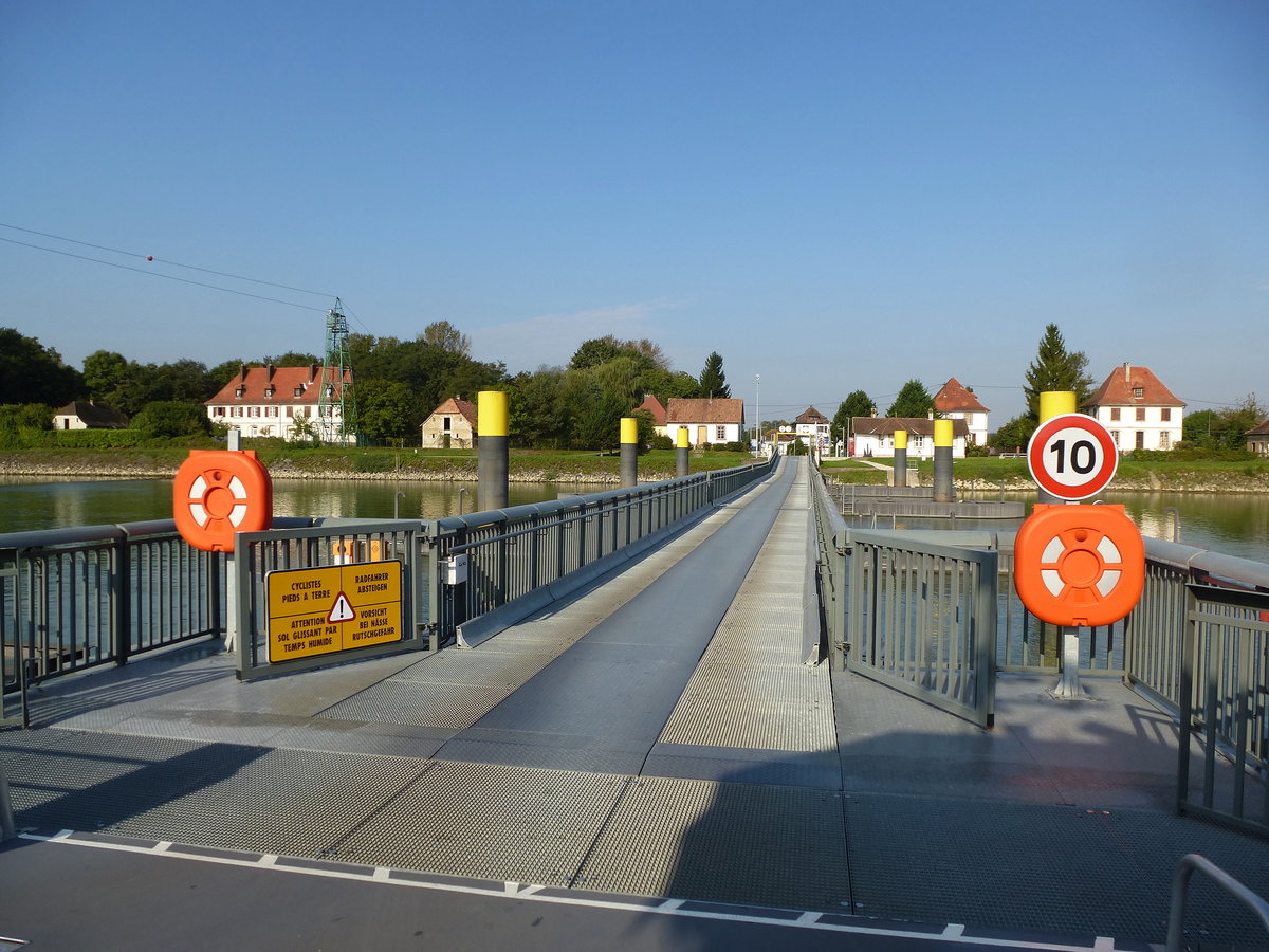 Anfahrt über die D28 vom französischen Ufer zur Autofähre in Seltz-Plitterdorf am Rhein, Sept.2017