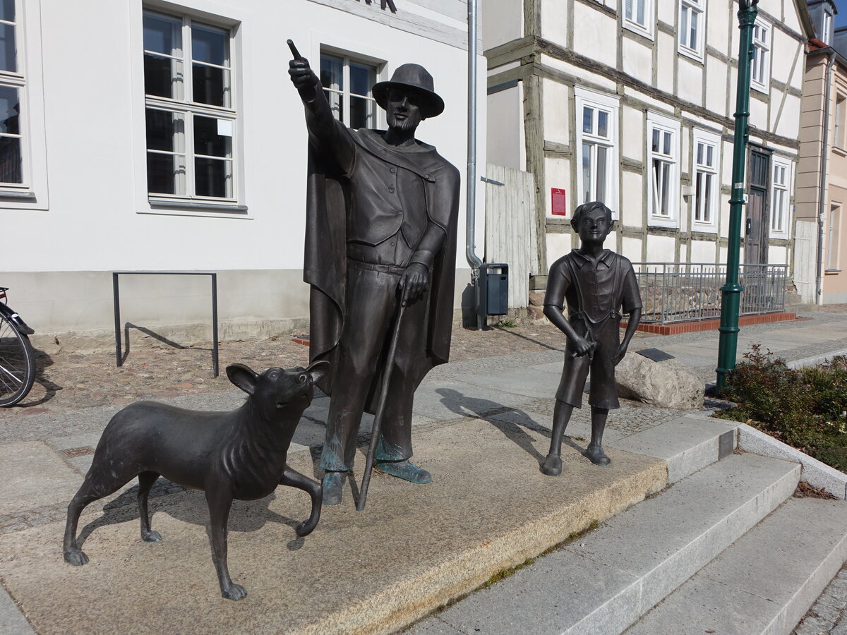 Angerm�nde, Figurengruppe vor dem Haus Uckermark (09.04.2026)