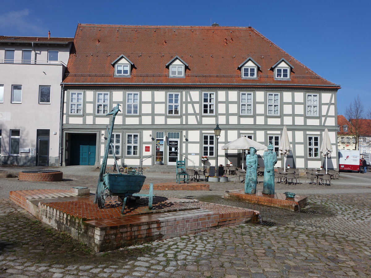 Angerm�nde, Marktbrunnen von Christian Uhlig am Markt, dahinter das Stadtcafe im Fachwerkhaus (09.04.2026)
