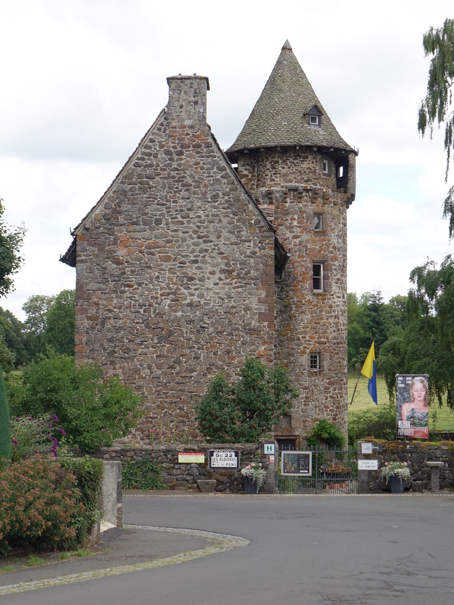 Anglards-de-Salers, Chateau de la Trmollire, erbaut im 15. Jahrhundert (21.07.2018)