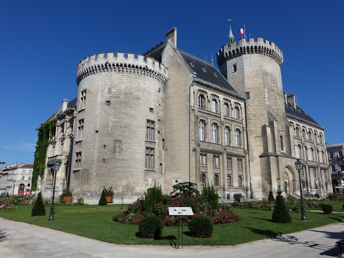 Angouleme, neugotisches Rathaus, erbaut im 19. Jahrhundert durch Architekt Abadie (15.07.2017)