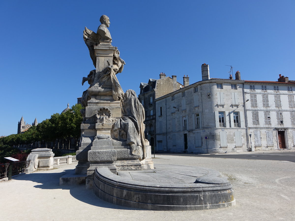 Angouleme, Statue Carnot an der Ave. des Marechaux (15.07.2017)