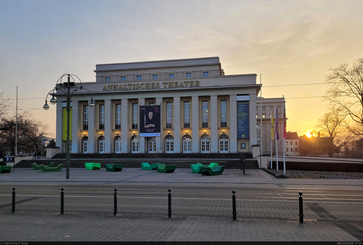 Anhaltisches Theater in Dessau. Erst 1938 fertiggestellt, wurde es im Zweiten Weltkrieg nahezu vollst�ndig zerst�rt, aber rasch wiederaufgebaut.

🕓 8.3.2025 | 17:34 Uhr