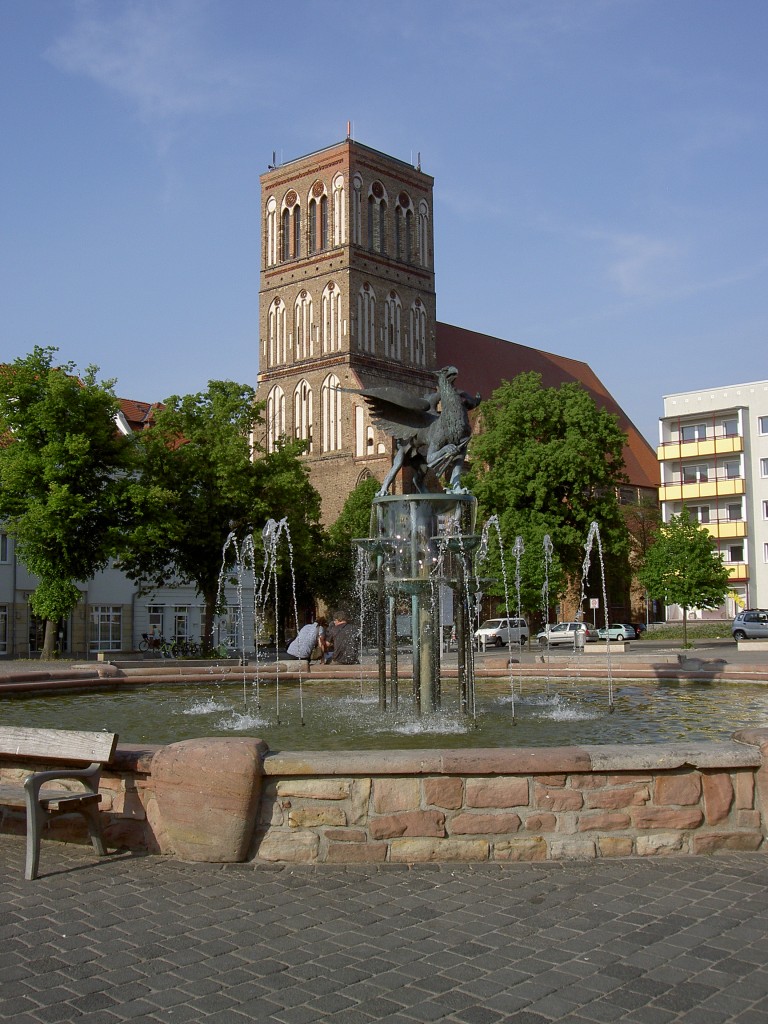 Anklam, Brunnen am Marktplatz, dahinter Turm der St. Nicolai Kirche (22.05.2012)