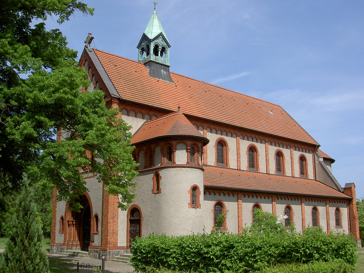 Anklam, kath. Pfarrkirche St. Salvator, erbaut von 1900 bis 1901 durch Engelbert Seibertz (23.05.2012)